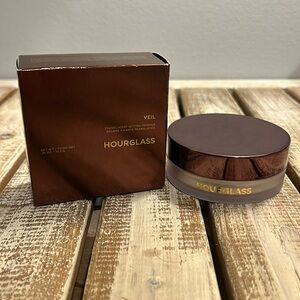 NWT Hourglass Veil Translucent Setting Powder in translucent
